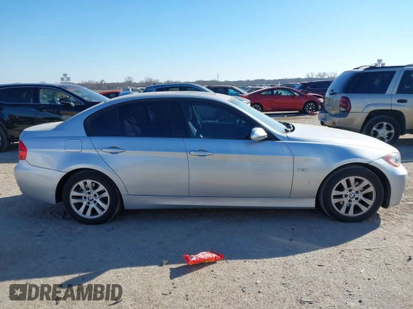 2007 BMW 3 Series 328i z VIN WBAVA33517KX73521, wystawiony jako IAAI lot #41389508 z przebiegiem 76 267 mil mil oraz . Historia ofert i sprzedaży dostępna na DreamBid. Obrazek 13.