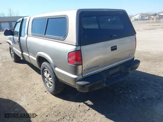 2003 GMC Sonoma SLS with VIN 1GTDT19X038247958, listed as a IAAI auction lot 42005992 with 134,857 mi miles. Bid and sale history available at carsss.com. Image 3.