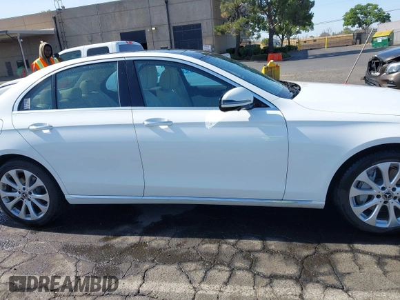 2017 Mercedes-Benz E 300 Luxury z VIN WDDZF4JB3HA236618, wystawiony jako IAAI lot #42489715 z przebiegiem 74 946 mil mil oraz . Historia ofert i sprzedaży dostępna na DreamBid. Obrazek 13.