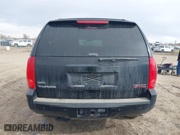 2011 GMC Yukon SLT with VIN 1GKS2CE02BR365229, listed as a IAAI auction lot 41601082 with 203,739 mi miles. Bid and sale history available at carsss.com. Image 16.