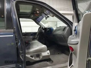 2003 Ford F-150 XLT z VIN 1FTRW08L73KC11631, wystawiony jako IAAI lot #42673130 z przebiegiem 188 945 mil mil oraz . Historia ofert i sprzedaży dostępna na DreamBid. Obrazek 5.