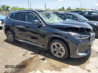 2025 BMW X1 xDrive28i z VIN WBX73EF04S5229221, wystawiony jako Copart lot #56726815 z przebiegiem 1617 mil mil oraz Nie do naprawy. Historia ofert i sprzedaży dostępna na DreamBid. Obrazek 4.