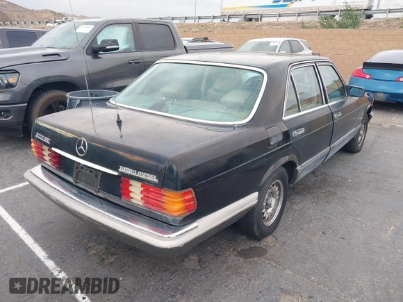 1983 Mercedes-Benz 300 SD z VIN WDBCB20A7DB045764, wystawiony jako IAAI lot #41504450 z przebiegiem 169 882 mil mil oraz . Historia ofert i sprzedaży dostępna na DreamBid. Obrazek 4.