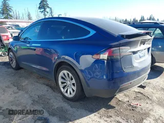 2017 Tesla Model X 90D z VIN 5YJXCBE21HF076514, wystawiony jako IAAI lot #41559020 z przebiegiem 108 573 mil mil oraz . Historia ofert i sprzedaży dostępna na DreamBid. Obrazek 3.