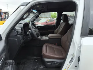 2025 Toyota Land Cruiser 1958 Edition z VIN JTEABFAJ2S5012452, wystawiony jako Copart lot #54373995 z przebiegiem 1110 mil mil oraz Szkody całkowita. Historia ofert i sprzedaży dostępna na DreamBid. Obrazek 7.