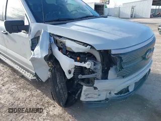 2023 Ford F-150 Lightning Pro z VIN 1FTVW1EL4PWG59817, wystawiony jako IAAI lot #41243052 z przebiegiem 9 859 mil mil oraz . Historia ofert i sprzedaży dostępna na DreamBid. Obrazek 6.