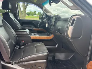 2017 Chevrolet Silverado 3500HD High Country z VIN 1GC4K1EY9HF160774, wystawiony jako Copart lot #58665585 z przebiegiem 388 613 mil mil oraz Tytuł czysty. Historia ofert i sprzedaży dostępna na DreamBid. Obrazek 5.