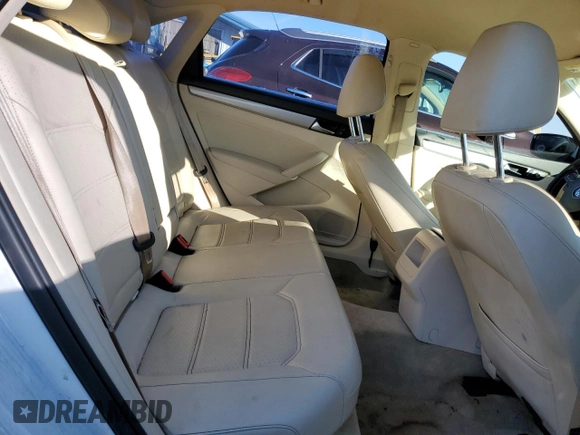 2014 Volkswagen Passat Wolfsburg Edition z VIN 1VWAT7A31EC022556, wystawiony jako Copart lot #85872424 z przebiegiem 138 363 mil mil oraz Czysty tytuł • Clean title. Historia ofert i sprzedaży dostępna na DreamBid. Obrazek 10.