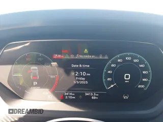 2024 Audi RS e-tron GT z VIN WAUBHBFWXR7901127, wystawiony jako IAAI lot #41220023 z przebiegiem 3414 mil mil oraz . Historia ofert i sprzedaży dostępna na DreamBid. Obrazek 7.