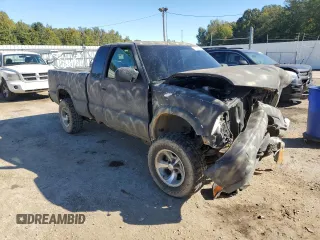 2002 GMC Sonoma SLS with VIN 1GTDT19W928149498, listed as a Copart auction lot 76001924 with 201,947 mi miles and Salvage Title. Bid and sale history available at carsss.com. Image 4.