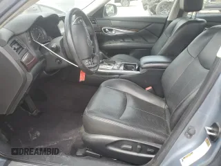 2018 Infiniti Q70 Luxe z VIN JN1BY1AP7JM180691, wystawiony jako Copart lot #50934325 z przebiegiem 44 096 mil mil oraz Szkody całkowita. Historia ofert i sprzedaży dostępna na DreamBid. Obrazek 7.