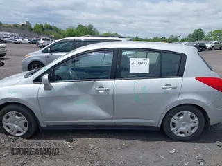2010 Nissan Versa S z VIN 3N1BC1CP2AL403046, wystawiony jako IAAI lot #42318055 z przebiegiem 154 244 mil mil oraz . Historia ofert i sprzedaży dostępna na DreamBid. Obrazek 6.