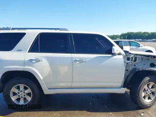 2011 Toyota 4Runner Trail z VIN JTEBU5JR7B5035496, wystawiony jako IAAI lot #42319548 z przebiegiem 253 437 mil mil oraz . Historia ofert i sprzedaży dostępna na DreamBid. Obrazek 14.
