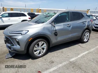 2024 Buick Encore GX Preferred z VIN KL4AMBSL9RB210202, wystawiony jako Copart lot #58220735 z przebiegiem Nie podano mil oraz Szkoda całkowita • Salvage title. Historia ofert i sprzedaży dostępna na DreamBid. Obrazek 1.