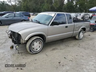 2002 GMC Sonoma SLS with VIN 1GTCS19W528254439, listed as a Copart auction lot 86689724 with 171,916 mi miles and Salvage Title. Bid and sale history available at carsss.com. Image 1.