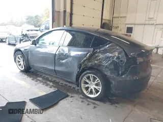 2020 Tesla Model Y Long Range z VIN 5YJYGDEE8LF008945, wystawiony jako IAAI lot #41185905 z przebiegiem 31 916 mil mil oraz . Historia ofert i sprzedaży dostępna na DreamBid. Obrazek 3.