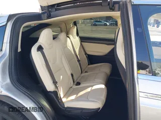 2017 Tesla Model X 90D z VIN 5YJXCAE25HF077689, wystawiony jako IAAI lot #42138029 z przebiegiem 71 574 mil mil oraz . Historia ofert i sprzedaży dostępna na DreamBid. Obrazek 8.