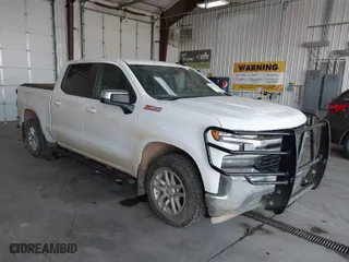 2019 Chevrolet Silverado 1500 LT with VIN 3GCUYDED1KG120689, listed as a IAAI auction lot 39880413 with 135 mi miles. Bid and sale history available at carsss.com. Image 1.