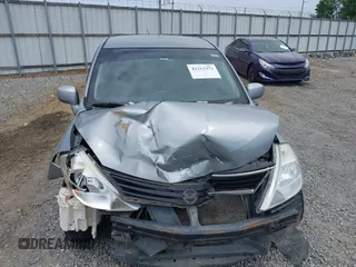 2011 Nissan Versa S z VIN 3N1BC1CP3BL360225, wystawiony jako IAAI lot #42213373 z przebiegiem 250 766 mil mil oraz . Historia ofert i sprzedaży dostępna na DreamBid. Obrazek 13.