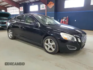2013 Volvo S60 T5 z VIN YV1612FH0D2206343, wystawiony jako Copart lot #57906385 z przebiegiem 95 613 mil mil oraz Czysty tytuł • Clean title. Historia ofert i sprzedaży dostępna na DreamBid. Obrazek 4.