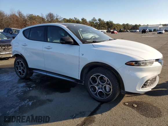 2024 Alfa Romeo Tonale Ti z VIN ZASPATCW4R3083736, wystawiony jako Copart lot #42008895 z przebiegiem 1 976 mil mil oraz Szkoda całkowita • Salvage title. Historia ofert i sprzedaży dostępna na DreamBid. Obrazek 4.