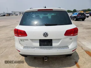 2013 Volkswagen Touareg Exec z VIN WVGEF9BP3DD012463, wystawiony jako Copart lot #57499915 z przebiegiem 104 981 mil mil oraz Szkody całkowita. Historia ofert i sprzedaży dostępna na DreamBid. Obrazek 6.