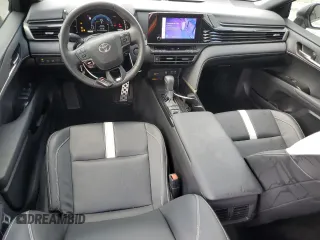 2025 Toyota Camry LE z VIN 4T1DAACK3SU560104, wystawiony jako Copart lot #54478905 z przebiegiem 444 mil mil oraz Szkoda całkowita • Salvage title. Historia ofert i sprzedaży dostępna na DreamBid. Obrazek 8.