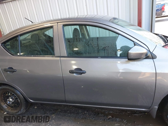 2016 Nissan Versa S z VIN 3N1CN7AP9GL854567, wystawiony jako IAAI lot #41830318 z przebiegiem 122 884 mil mil oraz . Historia ofert i sprzedaży dostępna na DreamBid. Obrazek 13.