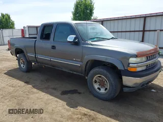 2000 Chevrolet Silverado 2500 LS z VIN 1GCGK29U7YE398008, wystawiony jako IAAI lot #42432596 z przebiegiem 217 691 mil mil oraz . Historia ofert i sprzedaży dostępna na DreamBid. Obrazek 1.