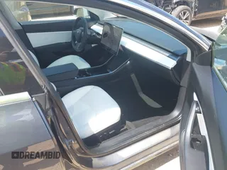 2020 Tesla Model 3 Long Range z VIN 5YJ3E1EB9LF667993, wystawiony jako IAAI lot #41990917 z przebiegiem 58 269 mil mil oraz . Historia ofert i sprzedaży dostępna na DreamBid. Obrazek 5.