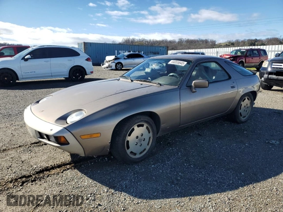 1984 Porsche 928 z VIN WP0JB0920ES860222, wystawiony jako Copart lot #44055645 z przebiegiem 166 689 mil mil oraz Nie do naprawy. Historia ofert i sprzedaży dostępna na DreamBid. Obrazek 1.