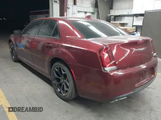 2019 Chrysler 300 Touring z VIN 2C3CCAAG8KH728870, wystawiony jako IAAI lot #42058294 z przebiegiem 40 671 mil mil oraz . Historia ofert i sprzedaży dostępna na DreamBid. Obrazek 3.