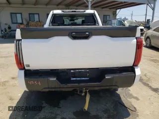 2022 Toyota Tundra SR z VIN 5TFKB5AA3NX013623, wystawiony jako Copart lot #56168634 z przebiegiem 3 038 mil mil oraz Szkoda całkowita • Salvage title. Historia ofert i sprzedaży dostępna na DreamBid. Obrazek 6.