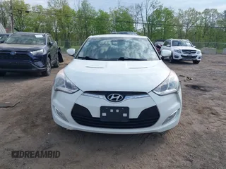 2012 Hyundai Veloster w/Gray Int z VIN KMHTC6AD6CU063301, wystawiony jako IAAI lot #42142593 z przebiegiem 100 796 mil mil oraz . Historia ofert i sprzedaży dostępna na DreamBid. Obrazek 6.