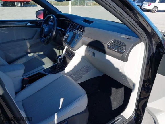 2022 Volkswagen Tiguan SE R-Line Black with VIN 3VVCB7AX9NM162825, listed as a IAAI auction lot 41272552 with 24,183 mi miles. Bid and sale history available at carsss.com. Image 5.
