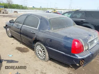 2003 Lincoln Town Car Executive z VIN 1LNHM81W43Y632820, wystawiony jako IAAI lot #42048881 z przebiegiem 137 738 mil mil oraz . Historia ofert i sprzedaży dostępna na DreamBid. Obrazek 3.