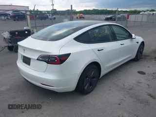 2023 Tesla Model 3 z VIN 5YJ3E1EA5PF503654, wystawiony jako IAAI lot #42622031 z przebiegiem 28 476 mil mil oraz . Historia ofert i sprzedaży dostępna na DreamBid. Obrazek 4.