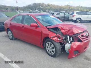 2011 Toyota Camry LE z VIN 4T1BF3EK1BU717355, wystawiony jako IAAI lot #42003932 z przebiegiem 170 836 mil mil oraz . Historia ofert i sprzedaży dostępna na DreamBid. Obrazek 1.