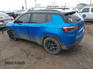 2022 Jeep Compass Latitude z VIN 3C4NJCBB9NT172153, wystawiony jako IAAI lot #41918327 z przebiegiem 95 504 mil mil oraz . Historia ofert i sprzedaży dostępna na DreamBid. Obrazek 3.