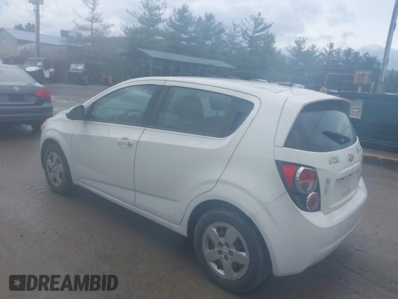 2013 Chevrolet Sonic LS z VIN 1G1JA6SH4D4196880, wystawiony jako IAAI lot #41474811 z przebiegiem 145 679 mil mil oraz . Historia ofert i sprzedaży dostępna na DreamBid. Obrazek 3.