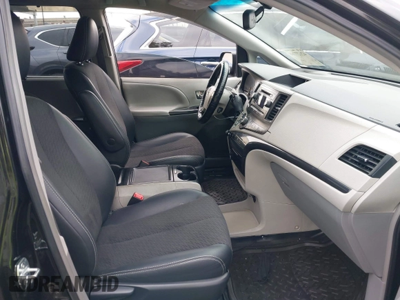 2013 Toyota Sienna SE z VIN 5TDXK3DC3DS405075, wystawiony jako IAAI lot #42127766 z przebiegiem 74 110 mil mil oraz . Historia ofert i sprzedaży dostępna na DreamBid. Obrazek 5.