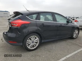 2015 Ford Focus Titanium z VIN 1FADP3N25FL324390, wystawiony jako Copart lot #59801805 z przebiegiem 97 615 mil mil oraz Szkoda całkowita • Salvage title. Historia ofert i sprzedaży dostępna na DreamBid. Obrazek 3.