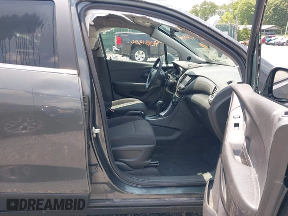 2020 Chevrolet Trax LT with VIN 3GNCJLSB8LL138202, listed as a IAAI auction lot 42431306 with 12,285 mi miles and . Bid and sale history available at DreamBid. Image 5.