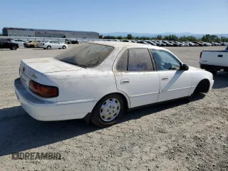 1996 Toyota Camry DX with VIN JT2BG12K7T0351784, listed as a Copart auction lot 52815345 with 303,537 mi miles and Clean Title. Bid and sale history available at carsss.com. Image 3.