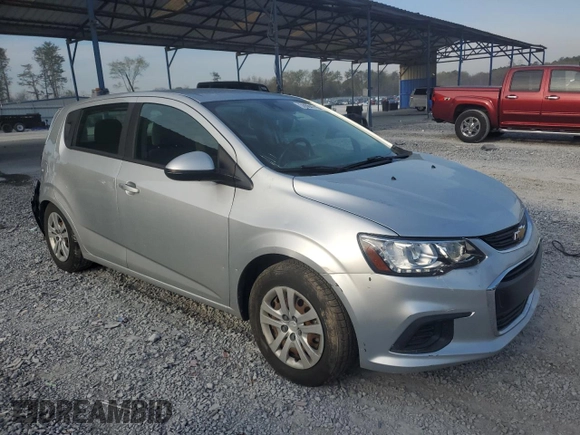 2020 Chevrolet Sonic LT z VIN 1G1JG6SB8L4124217, wystawiony jako Copart lot #50584715 z przebiegiem 83 124 mil mil oraz Szkody całkowita. Historia ofert i sprzedaży dostępna na DreamBid. Obrazek 4.