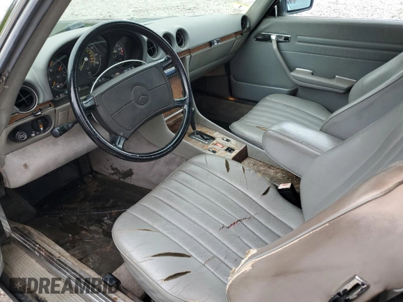 1986 Mercedes-Benz 560 SL z VIN WDBBA48D2GA050261, wystawiony jako Copart lot #58388025 z przebiegiem 199 750 mil mil oraz Czysty tytuł • Clean title. Historia ofert i sprzedaży dostępna na DreamBid. Obrazek 8.