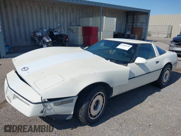 1984 Chevrolet Corvette z VIN 1G1AY0781E5110079, wystawiony jako IAAI lot #42416346 z przebiegiem 152 345 mil mil oraz . Historia ofert i sprzedaży dostępna na DreamBid. Obrazek 2.