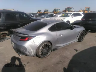 2022 Toyota 86 z VIN JF1ZNBC1XN8757012, wystawiony jako IAAI lot #41801669 z przebiegiem 74 671 mil mil oraz . Historia ofert i sprzedaży dostępna na DreamBid. Obrazek 4.