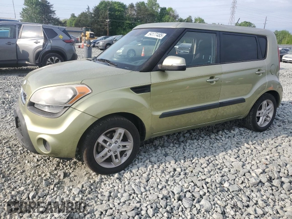 2013 Kia Soul + z VIN KNDJT2A61D7590104, wystawiony jako Copart lot #54177485 z przebiegiem 300 317 mil mil oraz Szkoda całkowita • Salvage title. Historia ofert i sprzedaży dostępna na DreamBid. Obrazek 1.