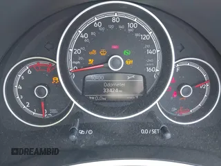 2018 Volkswagen Beetle S z VIN 3VW5DAAT3JM506023, wystawiony jako IAAI lot #42414886 z przebiegiem 33 424 mil mil oraz . Historia ofert i sprzedaży dostępna na DreamBid. Obrazek 7.